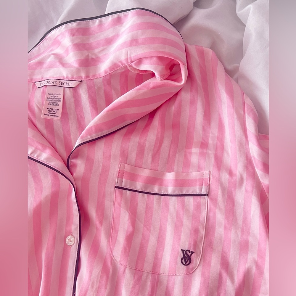 Victoria's Secret iconic pink stripe pyjama set - Picture 5 of 5
